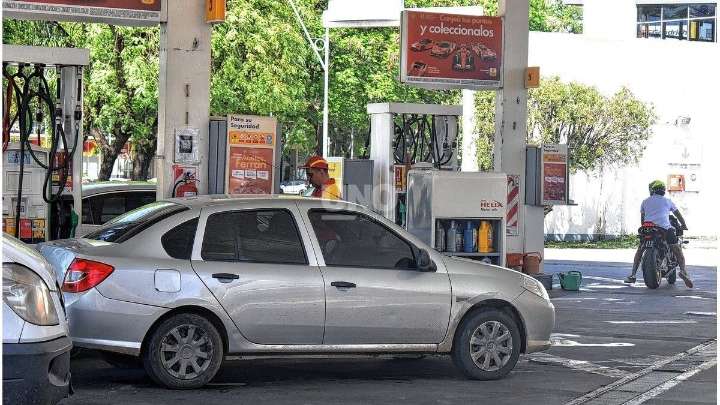 La nafta premium superó los $2.000 y llenar el tanque supera los $100.000