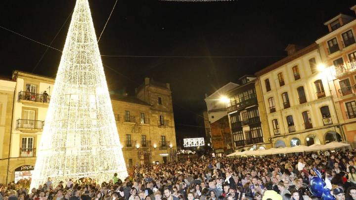 Avilés ya ilumina su Navidad: "Hacía mucho tiempo que no veíamos algo así"