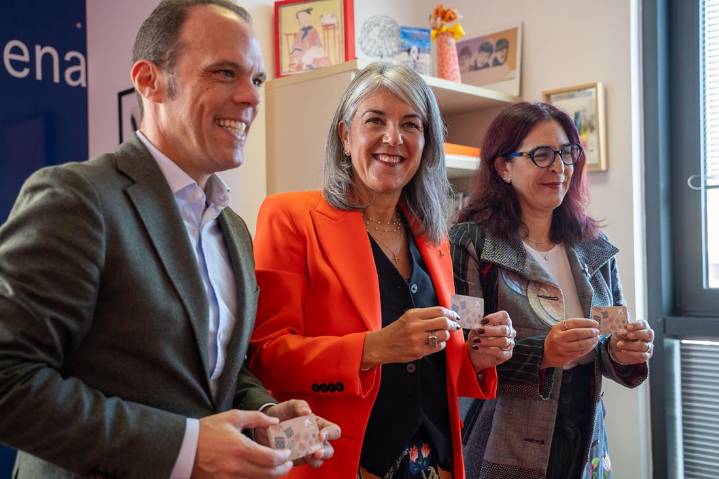 El Ayuntamiento reparte 200 tarjetas monedero para apoyar a familias en situación de vulnerabilidad durante la Navidad