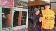 Un comerciante fue asaltado, el ladrón huyó y dejó caer un arma