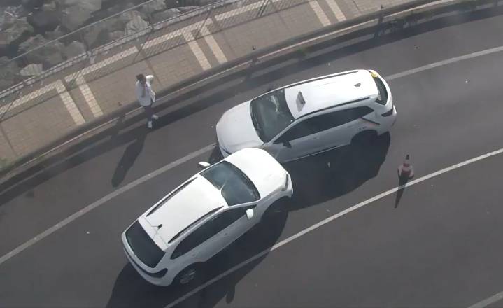 Un conductor invade el carril contrario tras un despiste y provoca un accidente