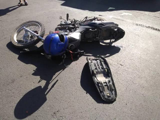 ¡Tremendo Desmadre! Motorizado Ebrio Desata Caos al Perder el Control y Estrellarse en el Pavimento.