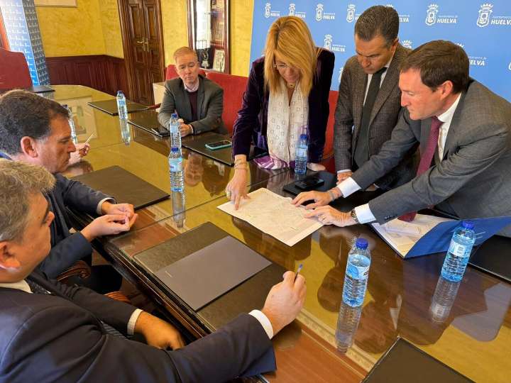 Ayuntamiento, Puerto y Aguas de Huelva se unen para mejorar la capacidad de respuesta a los temporales