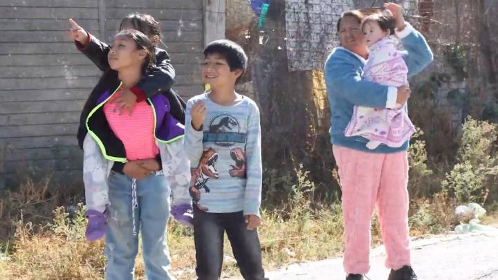 Quieren que Santa llegue a su casa; sueña Elenita con muñeca de princesa