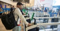 Migraciones amplía uso de e-gates para todos los extranjeros en salidas internacionales