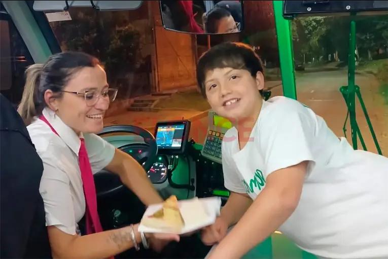 Niño llevó una vianda a colectivera de Paraná que terminaba su recorrido nocturno