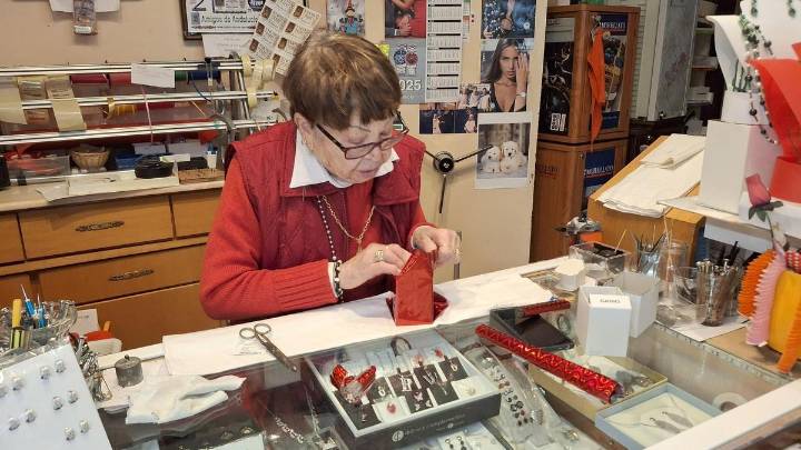 El valor del barrio y el coraje de Manoli: oleada de mensajes de cariño y apoyo a la joyera de 77 años asaltada en Xàbia
