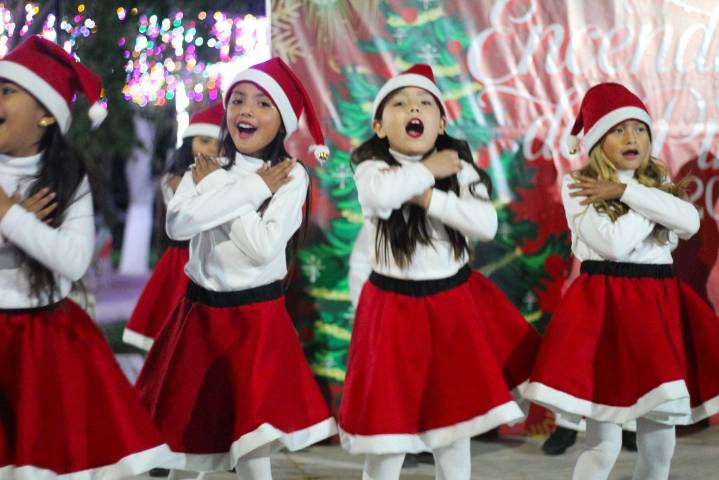 Candela ilumina la Navidad: encendido del pino reúne a cientos de familias