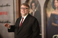 Guillermo del Toro arremete contra la IA al recibir el Premio Gotham por ‘Frankenstein’
