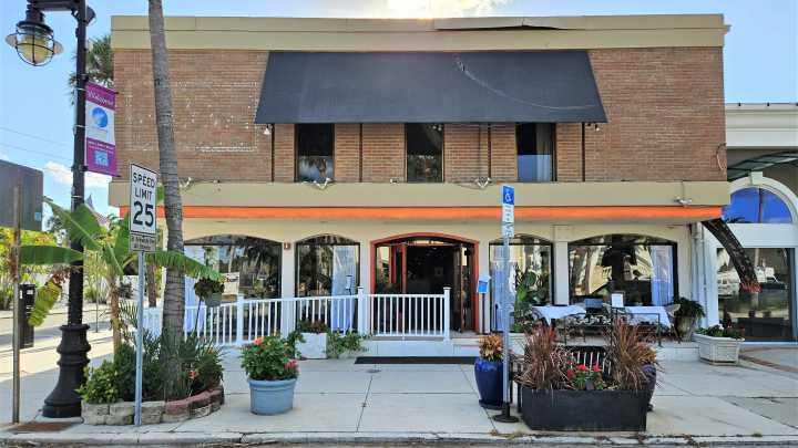 New restaurant opens at prime Sarasota location. See photos