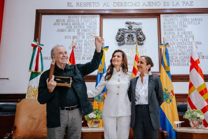 Vero Delgadillo entrega las Llaves de la Ciudad a Joan Manuel Serrat