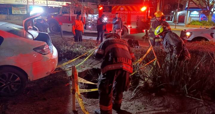 Joven de 25 años cae en socavón de 8 metros de profundidad tras estrellar su camioneta en Guadalajara
