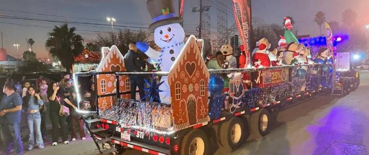 Desfile navideño llena de magia a Nuevo Laredo; tradición recorre avenidas emblemáticas