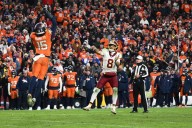 Nik Bonitto bloquea intento de dos puntos en tiempo extra y Broncos ganan 27