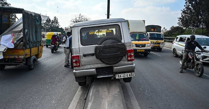 Traffic jam as speeding govt SUV stuck on Mysuru Road flyover