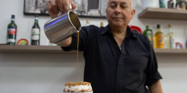 Los seis pasos del barista que prepara el capuchino más espumoso de Buenos Aires: “Podrán imitarme, pero igualarme jamás”
