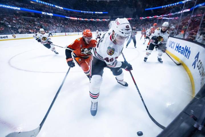 1st-place Anaheim Ducks rout the road-weary Chicago Blackhawks 7