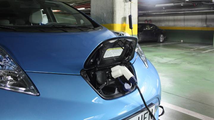 El Supremo zanja la controversia: instalar la recarga de un coche eléctrico no necesita permiso de la comunidad de propietarios