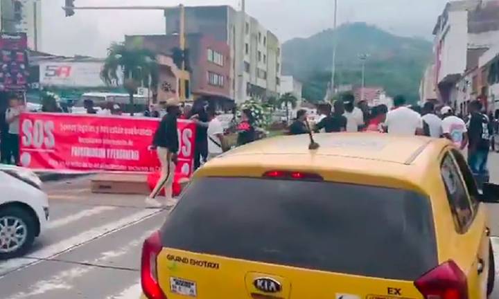 Protesta de propietarios de bares en Cali causa congestión
