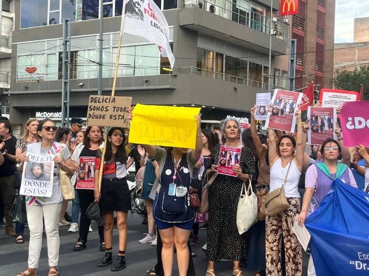 EN FOTOS | Marcha por la aparición de Delicia Mamaní frente a la Escuela Alejandro Carbó