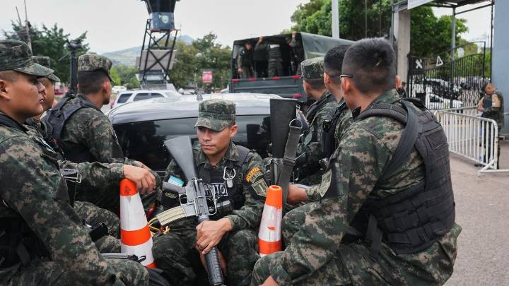 Conservative Salvador Nasralla leads Honduras presidential vote after pause in results reporting