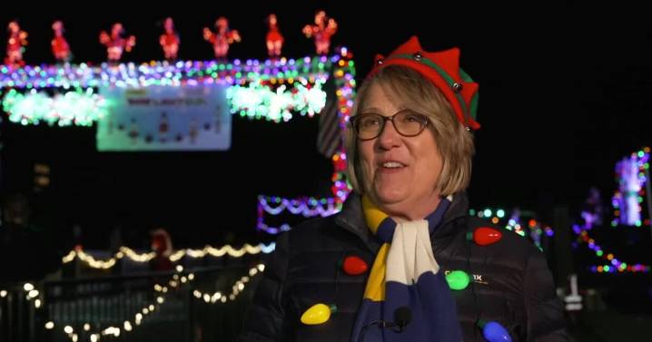 Tacky Light Run in decked-out Midlothian neighborhood is 'really fun night'