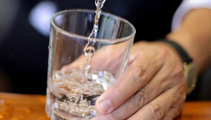 Avanza en el Congreso el proyecto que dispone la entrega gratuita de agua en restaurantes