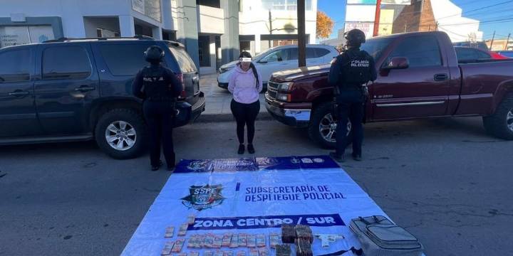 Detienen a la pareja sentimental de un líder criminal en Chihuahua con más de medio millón de pesos en efectivo