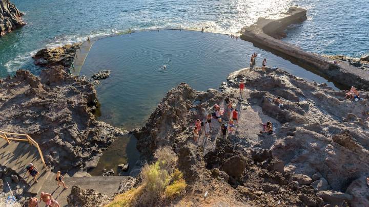 Se eleva a cuatro el número de fallecidos por un golpe de mar al oeste de Tenerife