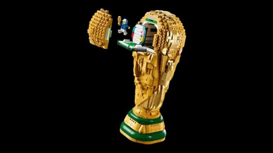 LEGO presenta el trofeo oficial de la Copa Mundial de la FIFA