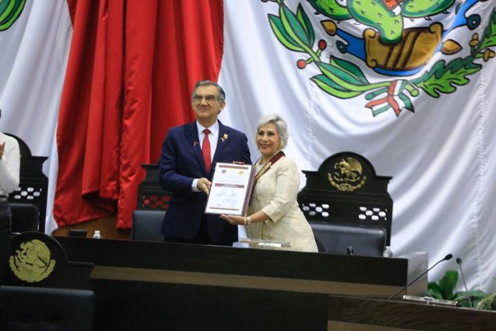 Gobernador de Tamaulipas entregó la medalla al mérito ‘Luis García de Arellano’ a la maestra de danza Celia Lugo