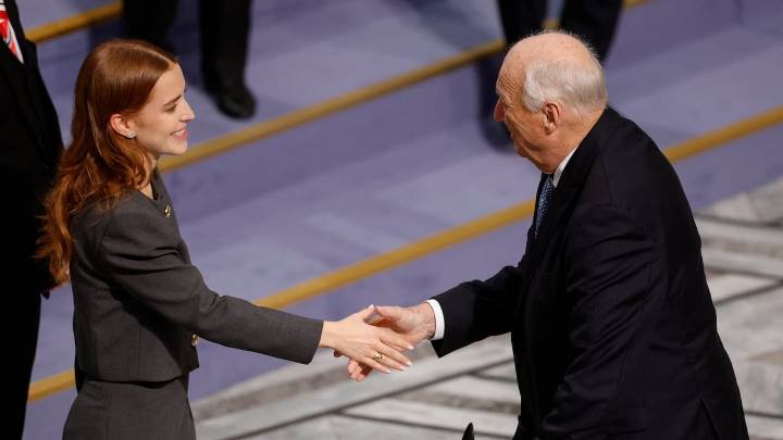 Hija de María Corina Machado recibió el Nobel ante la ausencia de la opositora; vea el emotivo discurso