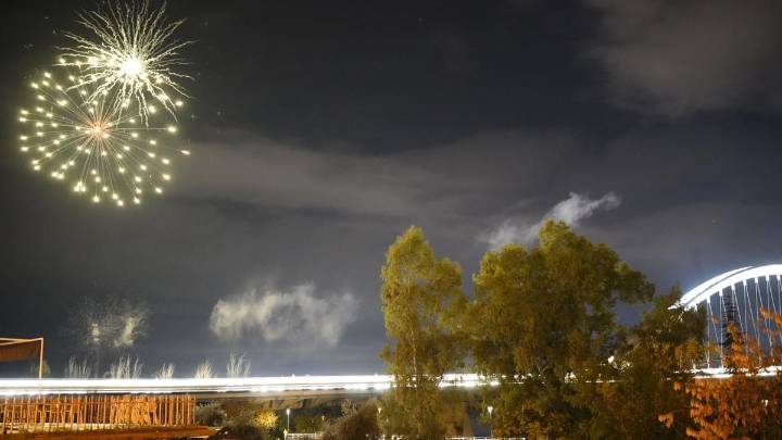 Una colección de fuegos artificiales tiñe de color el cielo de Mérida por Santa Eulalia