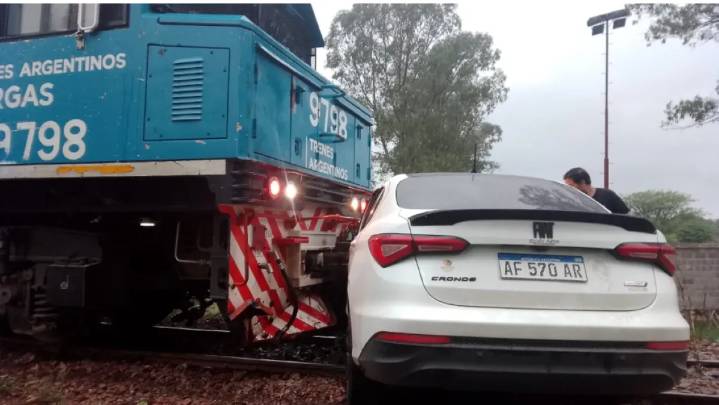 Río Piedras: Choque de tren y auto, quedó paralizada cuando sonó la bocina