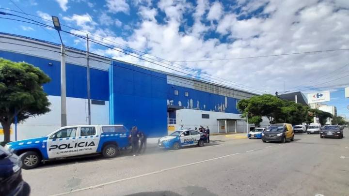 Violento asalto comando en un supermercado céntrico de Neuquén: tres empleados fueron heridos