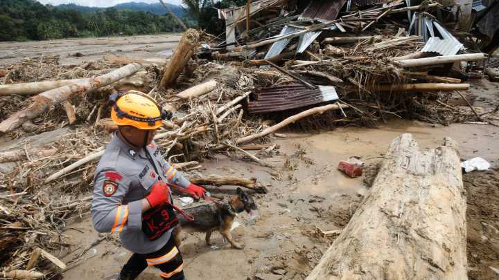 Deadly floods in Indonesia, Sri Lanka, Thailand and Malaysia kill more than 1,400 people
