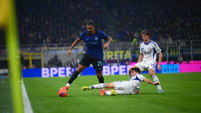 Inter arrolla al Como de Fàbregas y duerme líder de la Serie A