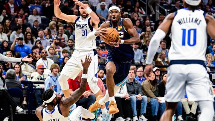 Gilgeous-Alexander's 33 points in 3 quarters power Thunder to 14th straight win