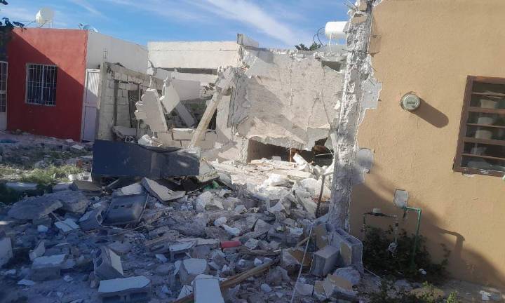 Explosión por fuga de gas derrumba una casa y daña otras 35 en Torreón