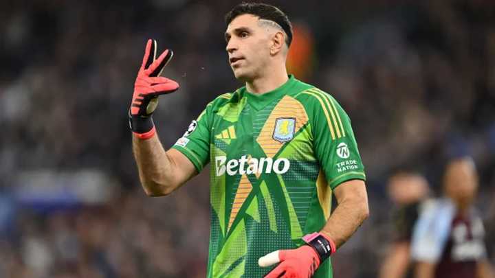 "Dibu" Martínez sufrió una molestia muscular y no jugó