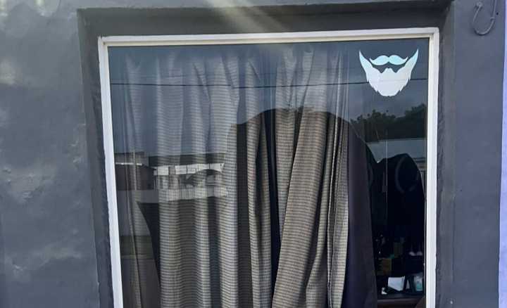 Destruyeron la vidriera de una peluquería y se robaron máquinas de cortar el pelo