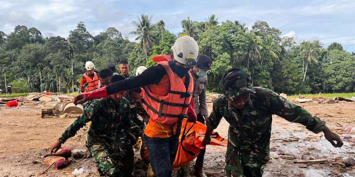 Las inundaciones y deslaves provocaron más de mil muertes en Asia, casi 600 de ellas en Indonesia