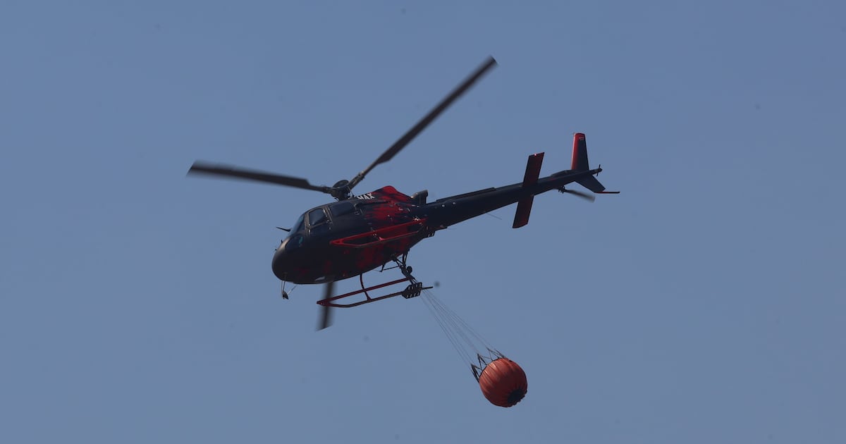 Incendio forestal en Lo Barnechea moviliza a Bomberos y Conaf: hay cuatro focos de fuego activos