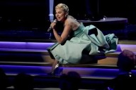 Detiene Lady Gaga concierto en Sídney tras caída de bailarín