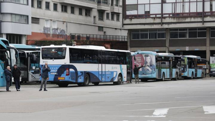 Los piquetes de la huelga de transportes dificultan el paso de autobuses en las estaciones de Ferrol, A Coruña y Santiago