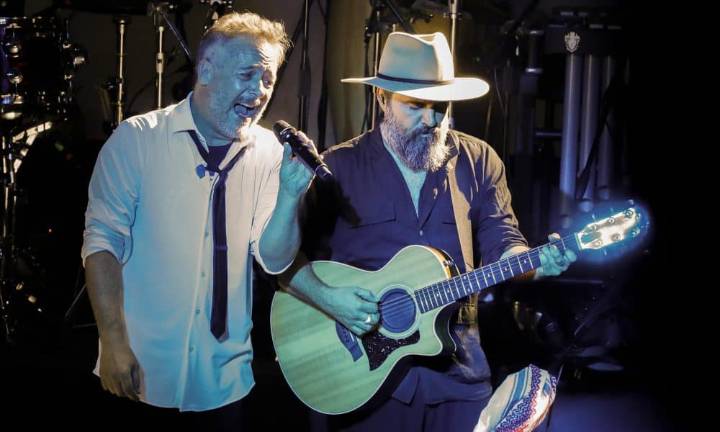 Love of Lesbian cautiva Bogotá con su homenaje a la amistad y a la hermandad