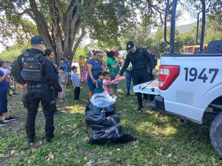 Guardia Estatal entrega juguetes y dulces en comunidades rurales de Llera