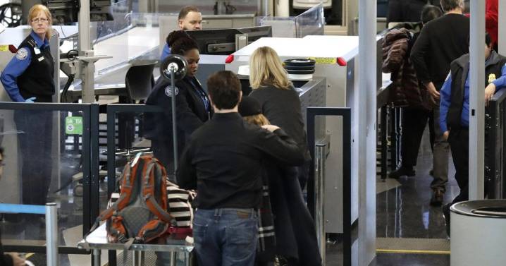 Viajar por EEUU sin Real ID tendrá un costo: TSA anuncia tarifa de $45