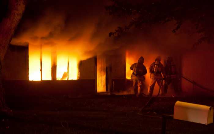 Fuego consume tres residencias en La Playa de Ponce