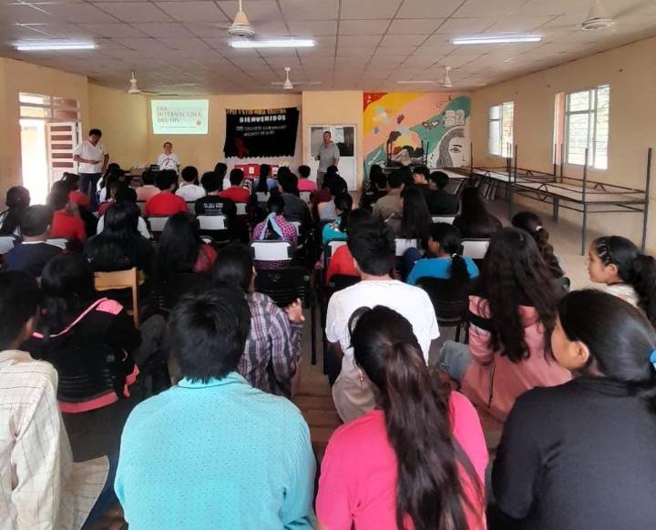 Estudiantes de María Cristina continúan aprendiendo sobre el VIH/SIDA